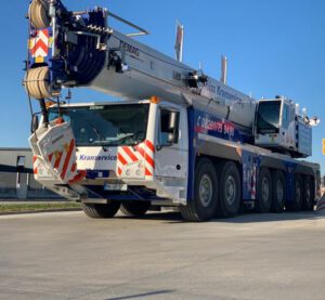 Kranservice mit Autokran Demag AC 300 von Weiss Kranservice beim Heben schwerer Lasten