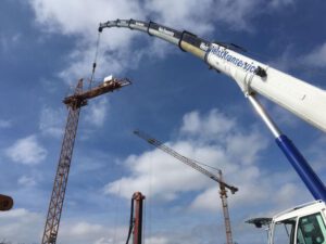 Kranmontage eines Obendreher-Krans durch Weiss Kranservice auf einer Baustelle