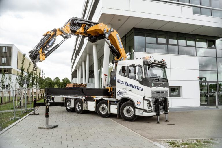 Kranservice mit Effer 2055 Ladekran, Frontabstützung und Flyjib